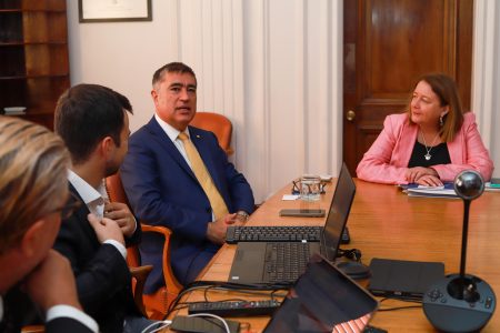 Alcalde Mario Desbordes junto a la subsecretaria de Hacienda Heidi Berner