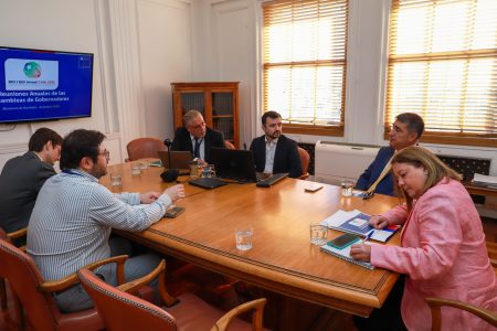 Alcalde Mario Desbordes junto a la subsecretaria de Hacienda Heidi Berner