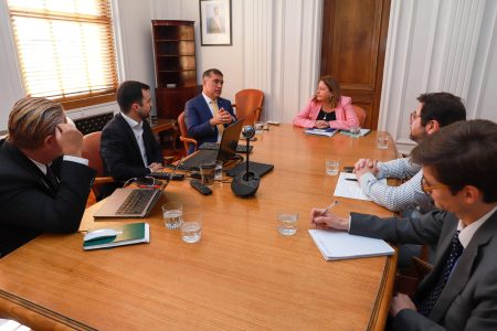 Alcalde Mario Desbordes junto a la subsecretaria de Hacienda Heidi Berner