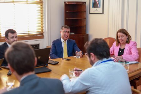 Alcalde Mario Desbordes junto a la subsecretaria de Hacienda Heidi Berner