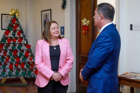 Alcalde Mario Desbordes junto a la subsecretaria de Hacienda Heidi Berner